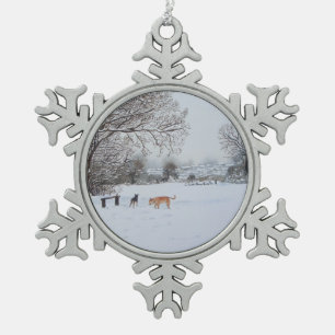 Hunde, die in der Winterlandschaft spielen Schneeflocken Zinn-Ornament