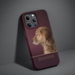 Hunde Foto Golden Retriever Personalisierter Name Case-Mate iPhone 14 Pro Max Hülle<br><div class="desc">Dog Pet Foto Golden Retriever Personalisiert Name iPhone 14 Pro Max Smart Phone Cases Features Ihre Lieblings-Haustier-oder Hund-Foto mit Ihrem personalisierten Namen in golden Skript Typografie auf einem tiefen burgundischen roten Hintergrund. Das perfekte Geschenk für Weihnachten,  Geburtstag,  Feiertage,  Muttertag,  Vatertag,  Hund- und Haustierfreunde. Entworfen von ©Evco Studio www.zazzle.com/store/evcostudio</div>