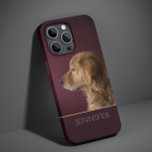 Hunde Foto Golden Retriever Personalisierter Name Case-Mate iPhone 14 Hülle<br><div class="desc">Hund Pet Foto Golden Retriever Personalisiert Name iPhone 14 Smart Phone Cases Features Ihre Lieblings-Haustier-oder Hund-Foto mit Ihrem personalisierten Namen in golden Drehbuch Typografie auf einem tiefen burgundischen roten Hintergrund. Das perfekte Geschenk für Weihnachten,  Geburtstag,  Feiertage,  Muttertag,  Vatertag,  Hund- und Haustierfreunde. Entworfen von ©Evco Studio www.zazzle.com/store/evcostudio</div>