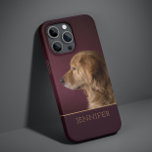 Hunde Foto Golden Retriever Personalisierter Name Case-Mate iPhone 14 Plus Hülle<br><div class="desc">Hunde Foto Golden Retriever Personalisiert Name iPhone 14 Plus Smart Phone Cases Features Ihre Lieblings-Haustier-oder Hund-Foto mit Ihrem personalisierten Namen in golden Drehbuch Typografie auf einem tiefen burgundischen roten Hintergrund. Das perfekte Geschenk für Weihnachten,  Geburtstag,  Feiertage,  Muttertag,  Vatertag,  Hund- und Haustierfreunde. Entworfen von ©Evco Studio www.zazzle.com/store/evcostudio</div>
