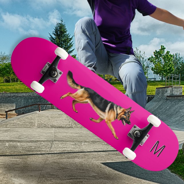 Hunde-Foto-Monogramm Skateboard (A bright pink skateboard, with picture of a German shepherd dog, personalized with monogram initial)