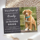 Hunde Geburtstagspartei Custom Foto Welpeneinladun Postkarte<br><div class="desc">Welpe Pawty! Hosten Sie Ihren Welpen oder Hunde Geburtstag mit dieser einfachen rustikalen Schiefertafel und Pfotenprint Hund Geburtstagsfeier Einladungskarte. Fügen Sie Ihr Lieblings-Foto hinzu und personalisieren Sie mit dem Namen, dem Geburtstag des Geburtstags und allen Infos zur Geburtstagsfeier des Welpen! Dieses einfache rustikale Chalkboard Hund Geburtstagsgeschenk-Design ist perfekt für Ihre...</div>