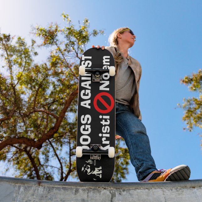 Hunde gegen Kristi Noem Skateboard (Außenbereich 1)