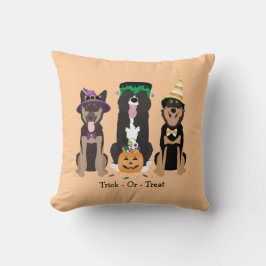 Hunde in Halloween-Kostümen probieren oder behande Kissen