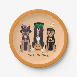 Hunde in Halloween-Kostümen probieren oder behande Pappteller