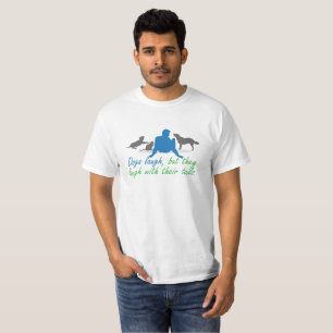 Hunde lachen, aber sie lachen mit ihren Schwänzen T-Shirt