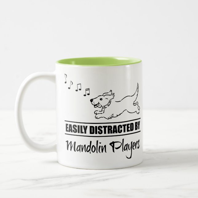 Hunde laufen leicht abgelenkt von Mandoline Spiele Zweifarbige Tasse (Links)