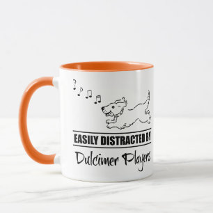 Hunde laufen leicht von Dulcimer-Spielern abgelenk Tasse