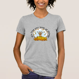 Hunde spielen in einem Pile von Herbstlauben - Nie T-Shirt