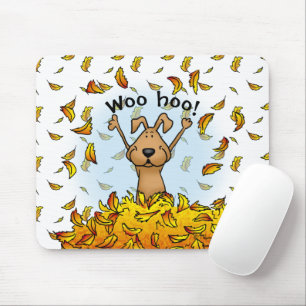 Hunde spielen in einem Pile von Herbstlauben - Spa Mousepad