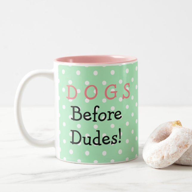 Hunde vor grüner Tasse der Typen (Mit Donut)