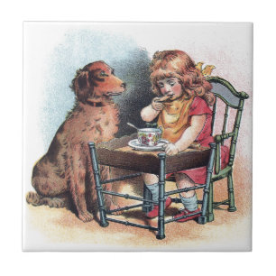 Hundeaufpassendes Kleinkind essen Fliese