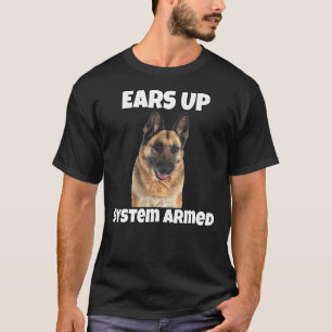 Hundebesitzer des Deutschen Schäferhundes steigt B T-Shirt