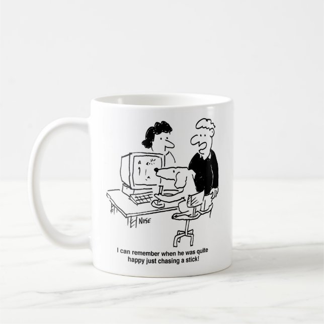 Hundebesitzer mit Hund am Computer Kaffeetasse (Links)