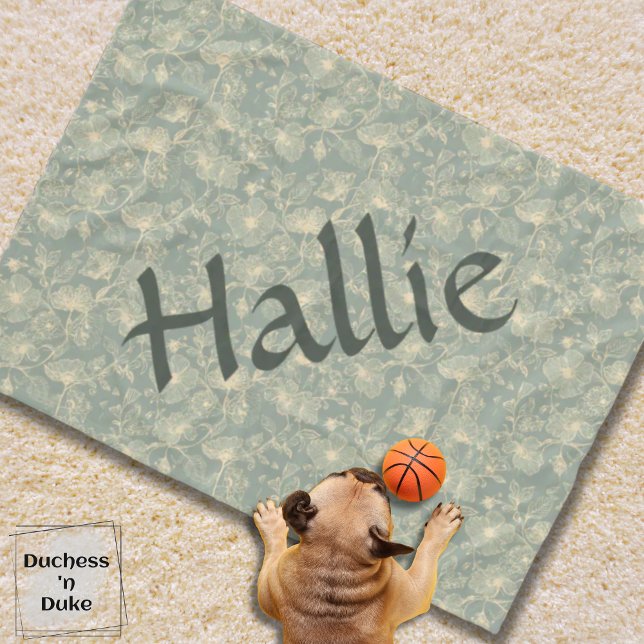 Hundedecke - Botanisch Sagegrün, Personalisiert Fleecedecke (Personalized Sage Green Botanical Dog Blanket on ivory carpet and puppy with toy basketball)