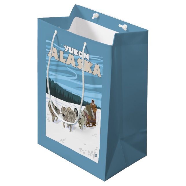 HundeSledding Szene - Yukon, Alaska Mittlere Geschenktüte (Vorderseite Schrägansicht)