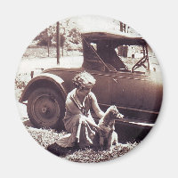 Hündin und Auto Vintageg