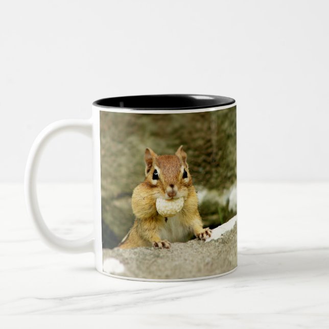 Hungriger kleiner Chipmunk Zweifarbige Tasse (Links)