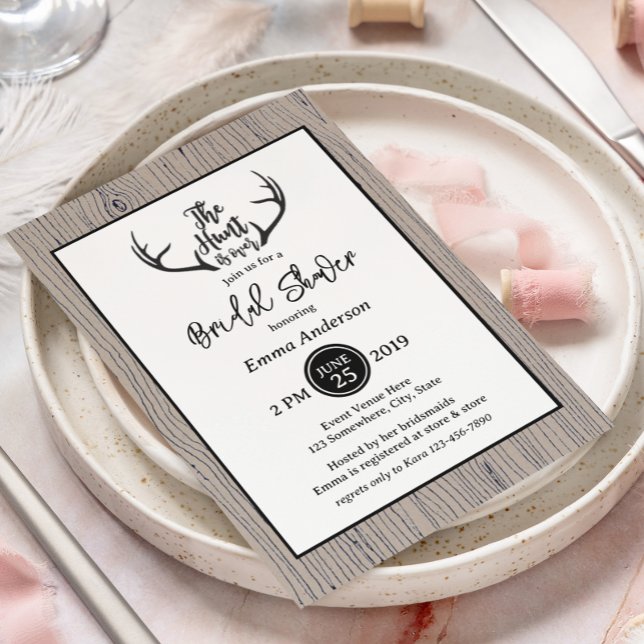 "Hunt is Over" Rustikale Antler Barnwood-Hochzeit Einladung (Von Creator hochgeladen)