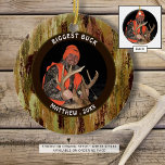 Hunter BIGGEST BUCK Camouflage Foto Gedenken Keramik Ornament<br><div class="desc">Jägers GRÖSSTE BUCK-Gedenkschmuck, personalisiert mit ein oder zwei Fotos und dem eigenen Titel und Text mit Tarnkappendesign auf der Vorderseite und einem vollblutenden Foto auf der Rückseite. FOTO TIPP: Wählen Sie ein Foto mit dem Thema in der Mitte und/oder schneiden Sie es vor dem Hochladen auf eine quadratische Form. Bitte...</div>