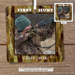 Hunter One Foto Camouflage Personalisiert Ornament Aus Metall<br><div class="desc">Camouflage Design-Ornament personalisiert mit einem Foto und Ihren eigenen Titel und Text (mit FIRST HUNT und Name und Jahr gezeigt. Das Design wird auf der Rückseite dupliziert. Das Beispiel wird im Metal-Ornament-Stil gezeigt - weitere Stile sind auf der Bestellseite verfügbar. Alle Texte können bearbeitet werden, wenn Sie einen anderen Titel...</div>