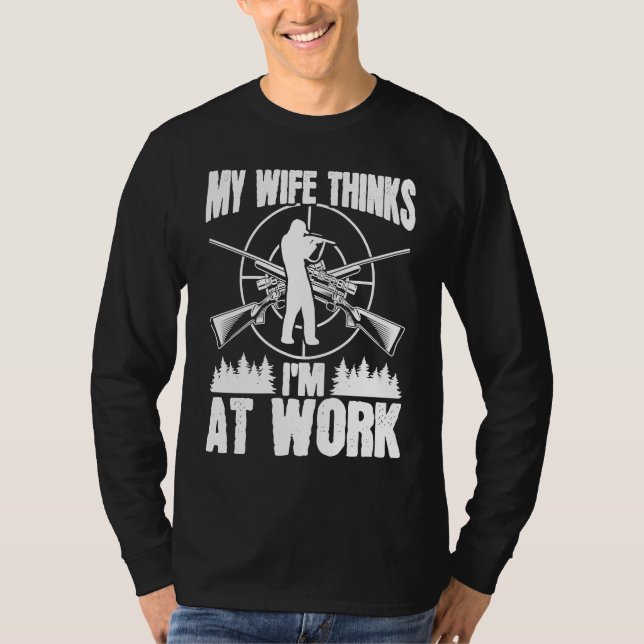 Hunter Wife thinks Im at work Deer Hunting Essenti T-Shirt (Vorderseite)