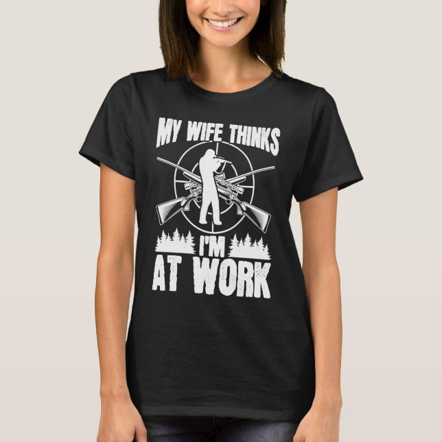 Hunter Wife thinks Im at work Deer Hunting Essenti T-Shirt (Vorderseite)