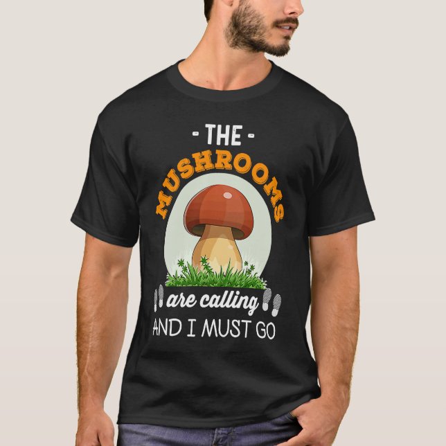 Hunting Love The Mushrooms Are Calling And I Must  T-Shirt (Vorderseite)