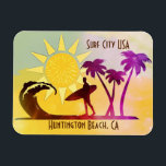 Huntington Beach California Surf City USA Magnet<br><div class="desc">Surf ist auf und die Sonne ist draußen. Ein Surfer, der sein Surfbrett trägt, geht von den Palmen weg und in Richtung der abstürzenden Ozeanwellen. Die helle Sonne strahlt die leuchtende kalifornische Strandszene aus. Die Worte Surf City USA liegen über dem Kunstwerk und Huntington Beach, CA wohnt unten. Die Farben...</div>