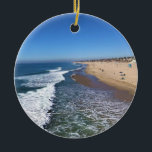 Huntington Beach, Kalifornien Keramik Ornament<br><div class="desc">Vom Huntington Beach Pier in Huntington Beach, Kalifornien, genießt man einen schönen Blick auf den Ozean. Gegenüber dem Norden kann man viele Surfer draußen sehen, um ihre nächste Welle zu fangen, und viele Leute, die den Strand genießen. Huntington Beach wird aus einem Grund Surf City USA genannt! Foto wurde im...</div>