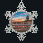 Huntington Beach Pier bei Sonnenuntergang Schneeflocken Zinn-Ornament<br><div class="desc">Huntington Beach Pier bei Sonnenuntergang</div>