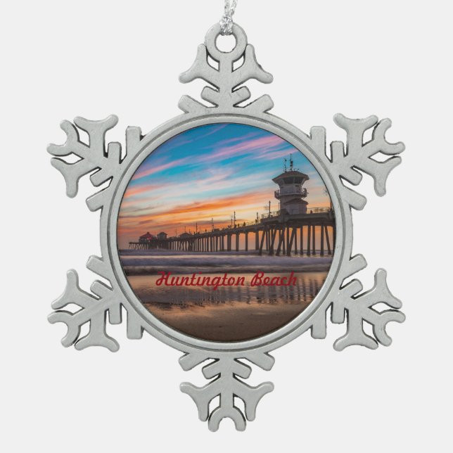 Huntington Beach Pier bei Sonnenuntergang Schneeflocken Zinn-Ornament (Vorderseite)