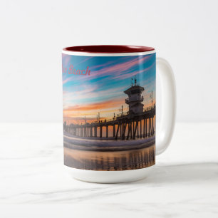 Huntington Beach Pier bei Sonnenuntergang Zweifarbige Tasse