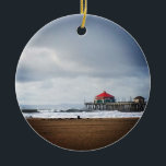 Huntington Beach Pier, CA Keramik Ornament<br><div class="desc">Ein stürmischer Wintermorgen in Huntington Beach,  Südkalifornien. Blick auf das Ruby's Diner am Ende des Pier,  der Schatten der katalanischen Insel in der Ferne,  große Wellen,  die dies zu einem beliebten Surfspot machen.</div>