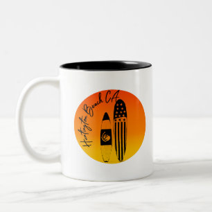 "Huntington Beach Surfboards und Sonnenuntergänge" Zweifarbige Tasse