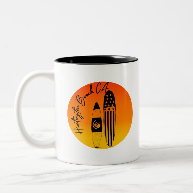 "Huntington Beach Surfboards und Sonnenuntergänge" Zweifarbige Tasse (Links)