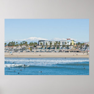 Huntington Beach und schneebedeckte Berge Poster