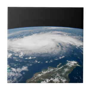 Hurrikan Dorian über dem Atlantischen Ozean. Fliese