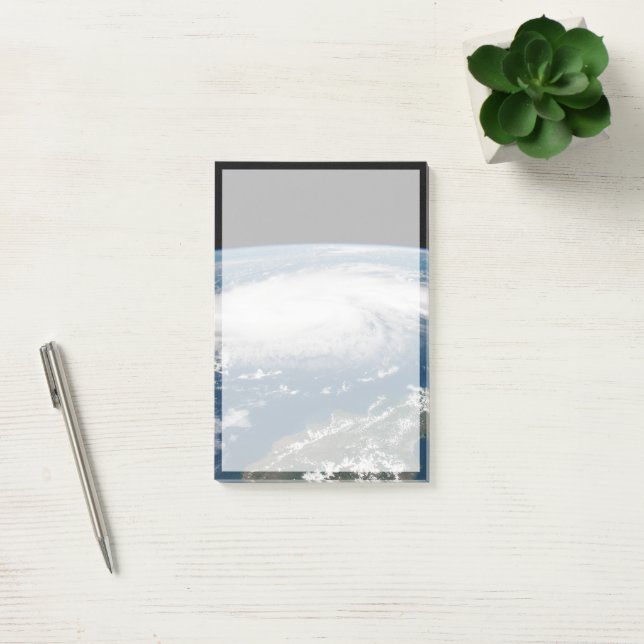 Hurrikan Dorian über dem Atlantischen Ozean. Post-it Klebezettel (Büro)