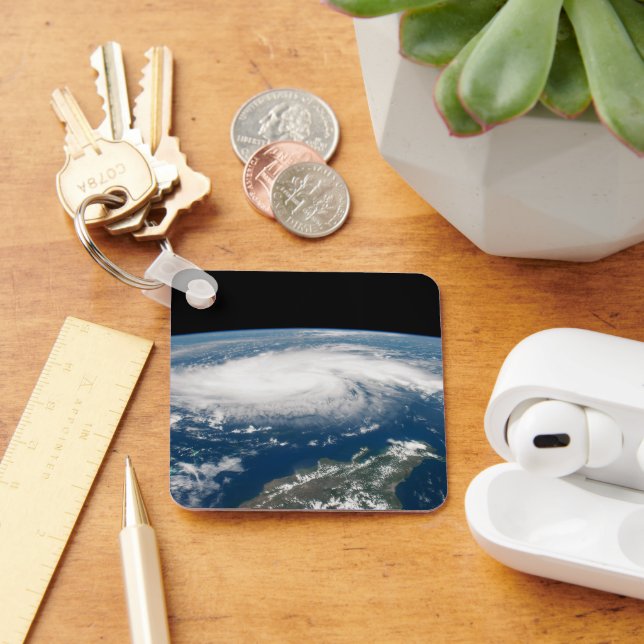 Hurrikan Dorian über dem Atlantischen Ozean. Schlüsselanhänger (Schreibtisch)