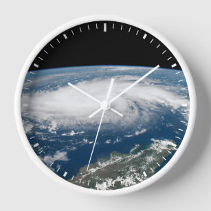 Hurrikan Dorian über dem Atlantischen Ozean. Uhr