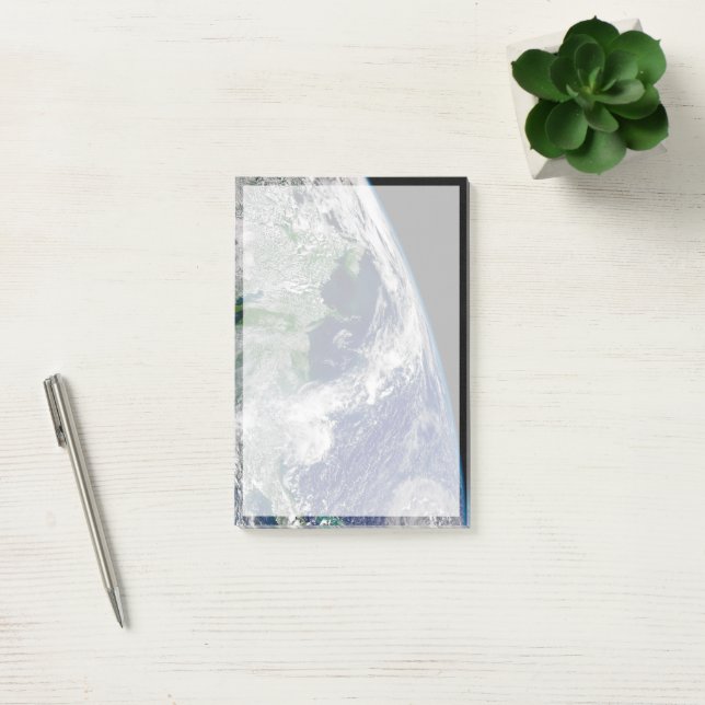 Hurrikan Frances auf einer teilweisen Erde. Post-it Klebezettel (Büro)