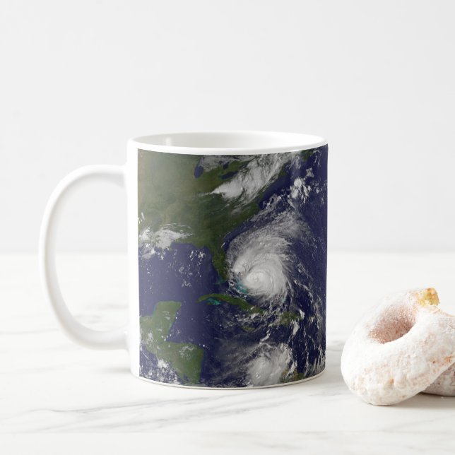 Hurrikan Irene bewegt sich durch die Bahamas. Kaffeetasse (Mit Donut)