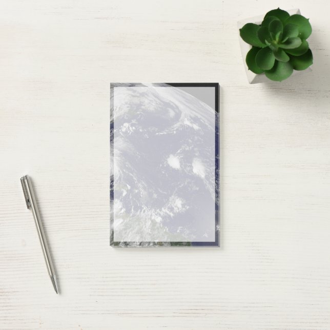 Hurrikan Irene bewegt sich durch die Bahamas. Post-it Klebezettel (Büro)