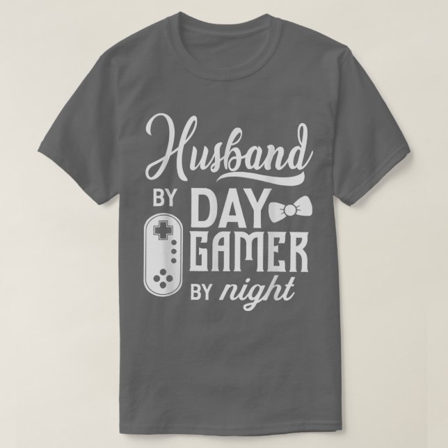 Husband by Day Gamer By Night Video Game Controlle T-Shirt (Design vorne)