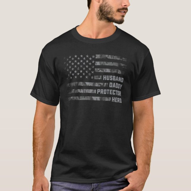 Husband Daddy Protector Hero American Flag Father  T-Shirt (Vorderseite)