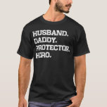 Husband Daddy Protector Hero Cooler Vater Birthday T-Shirt<br><div class="desc">Dies ist ein großartiges Ideengeschenk für Ihren geliebten Ehemann und den besten Vater der Welt. Holen Sie sich dieses Vatertagsdesign und zeigen Sie ihm, wie viel er Ihnen bedeutet. Sie werden jeden Tag Liebe mit diesem phantastischen Design tragen. Mann. Papa. Schutzvorrichtung Held. Cooler Vater Bekleidung. Dieses Kunstdesign ist ein besonderes...</div>