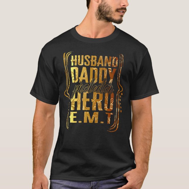 Husband Daddy Protector Hero E M Gefärbte Krawatte T-Shirt (Vorderseite)