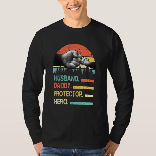 Husband Daddy Protector Hero Fathers Day Gift T-Shirt (Vorderseite)