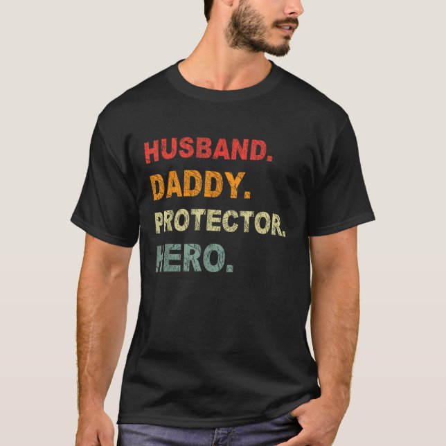 Husband Daddy Protector Hero Fathers Day Papa T-Shirt (Vorderseite)